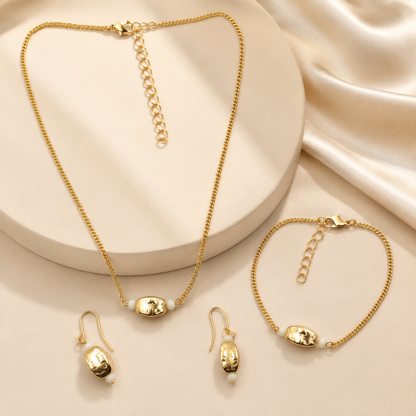Gold plated jewellery set for women with adjustable necklace and bracelet