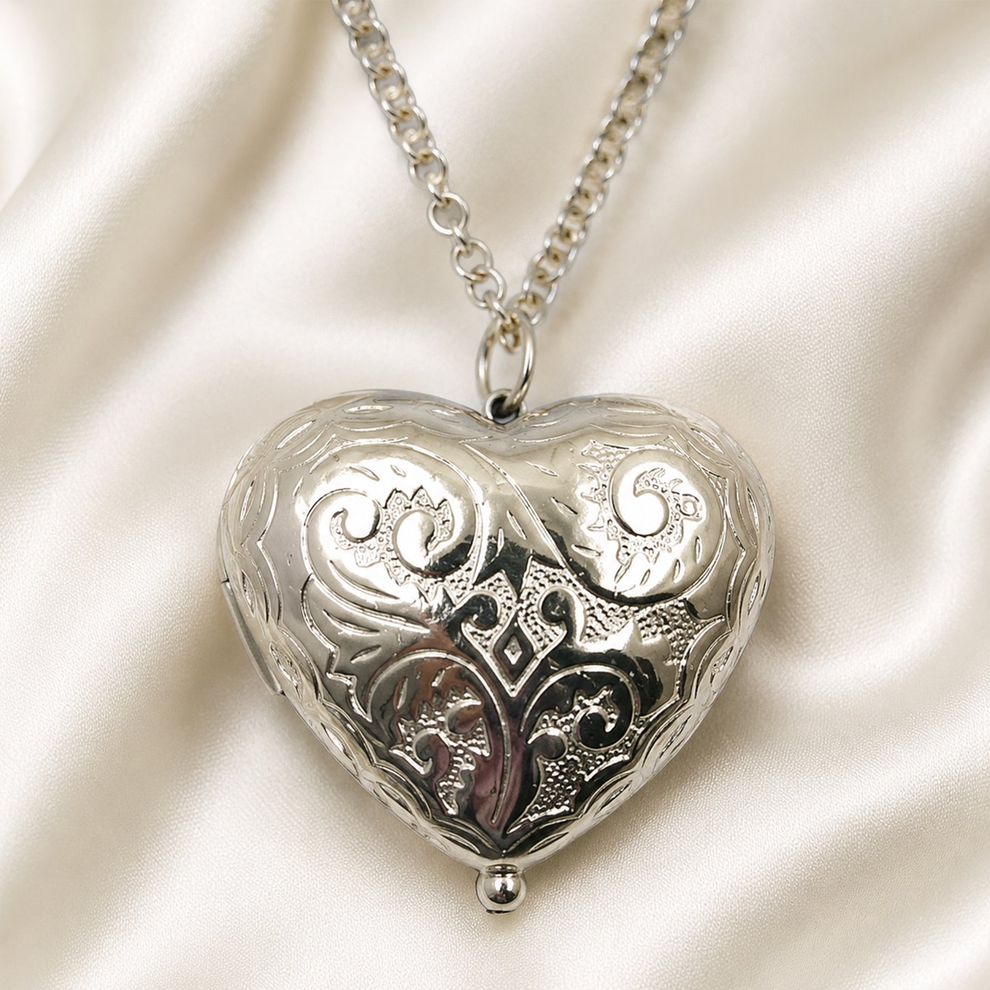 Stylish silver heart necklace for women daily wear and party look
