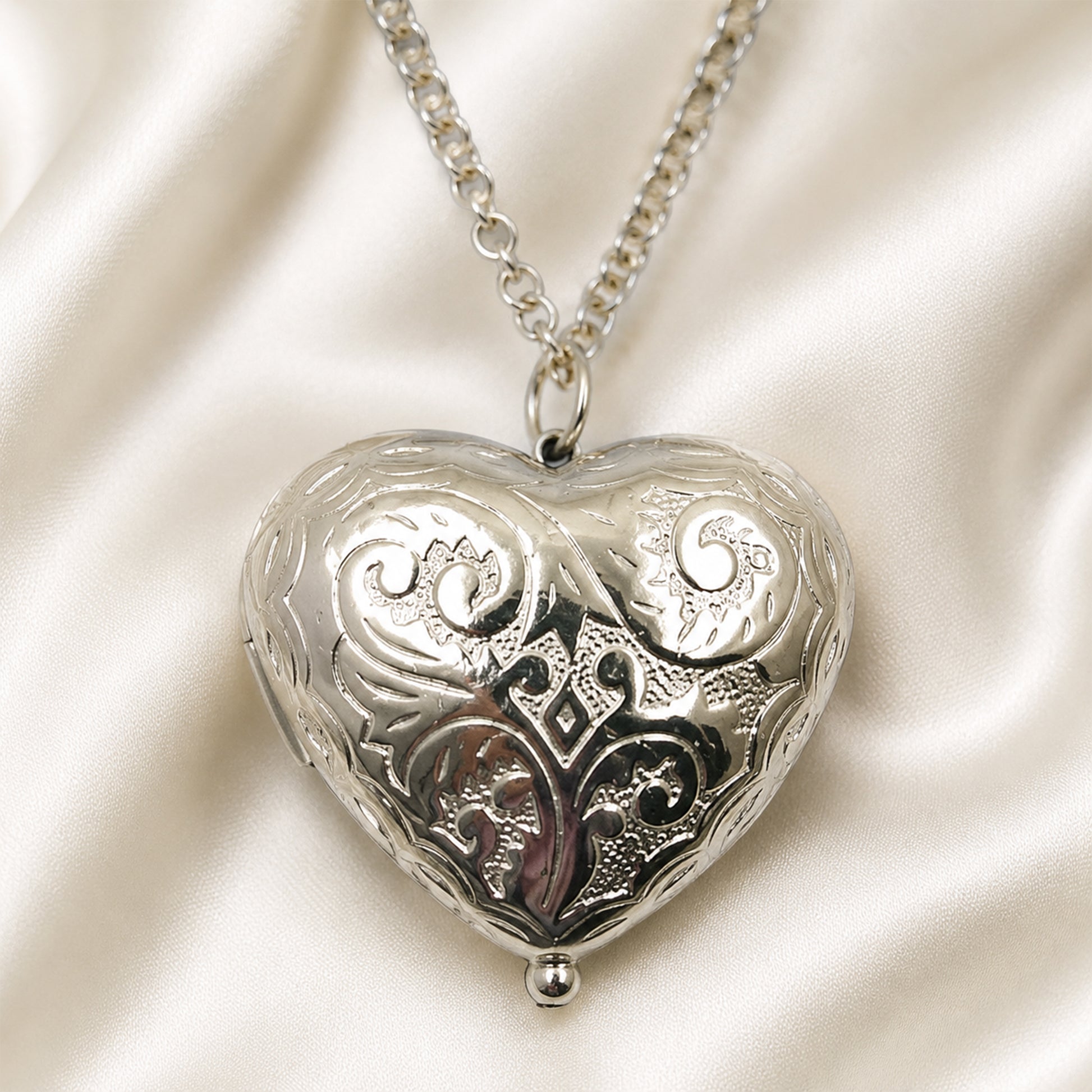 Stylish silver heart necklace for women daily wear and party look