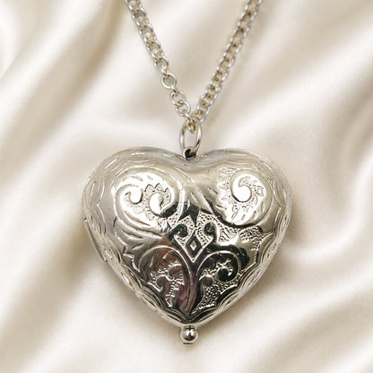 Stylish silver heart necklace for women daily wear and party look