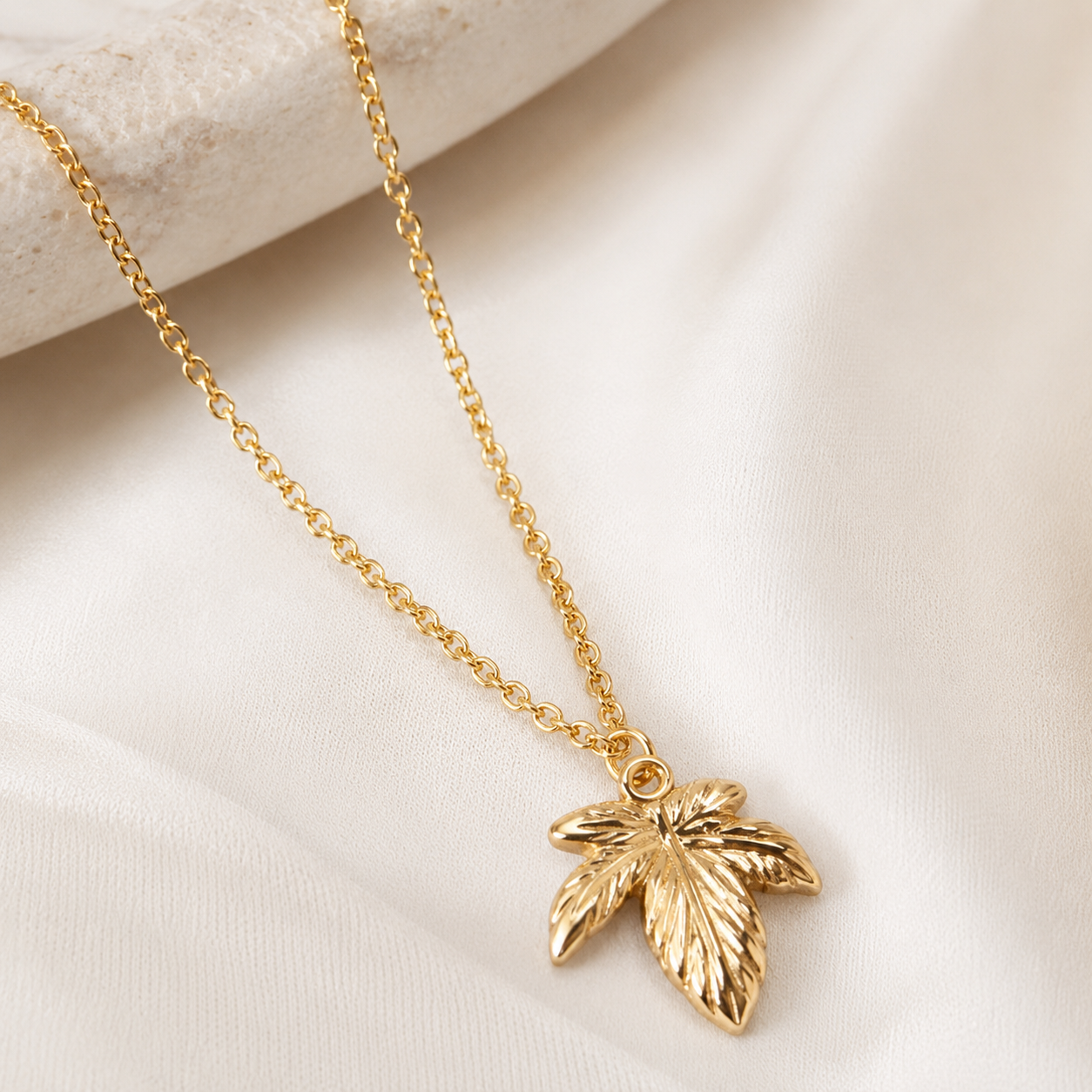 Stylish gold leaf necklace for women daily wear and parties